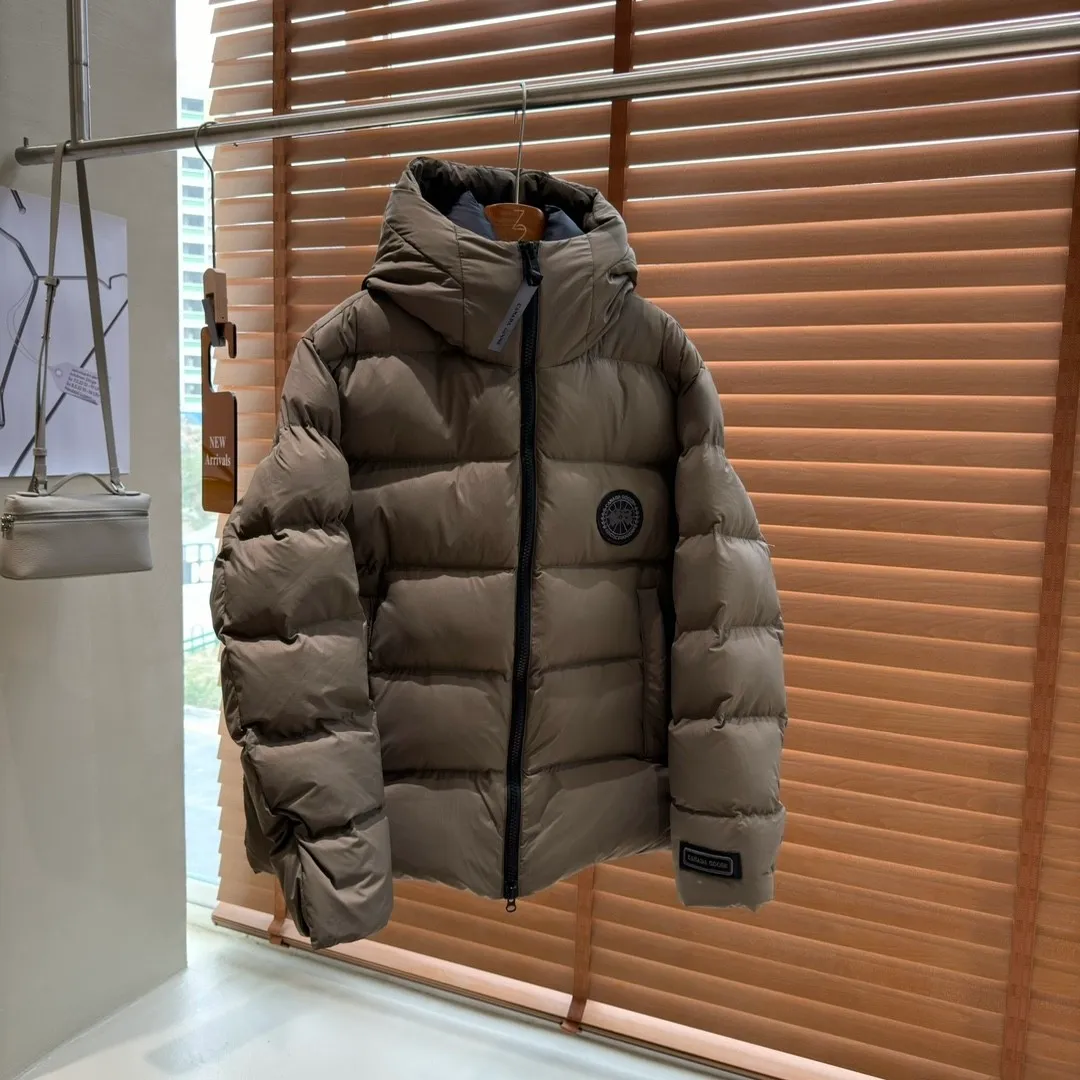 P900 top version Ouyang Nana second generation canad goose black label down jacket is a must-have in the world of goose black label down jacket! The latest designer styles! The goose down jacket has always been a popular element of fashion and is loved by experts from all walks of life! Fashionable hooded cut, high-end customer-supplied fine goose down with high resilience, smooth zipper, strong and firm, pockets on both sides, can store small items, free your hands, no worries about going out, and can also meet the need of putting hands in pockets. "It's a big goose, and it can be used as a group uniform by many celebrities. This down jacket uses a double-layer anti-down lining design, which has strong windproof performance and will be very warm in winter! New standard 90% goose down filling, high fluffiness, windproof hooded design. When walking outdoors, pull the collar to the highest position, put your hands in the pockets and it will be very warm. It can be easily controlled by all body types! Equipped with an elastic snow skirt inside, it is designed to provide better wrapping. The simple and neat style design highlights the masculine temperament. The unbeatable style is classic and never goes out of style. It is warm and practical, and it is versatile! You can enter with your eyes closed!